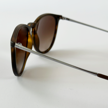 Das Bild zeigt die Ray Ban Erika 865_13 leicht schräg von hinten.